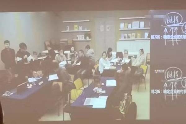 豪彩vip喷粉房厂家参加提升企业创新能力培训班
